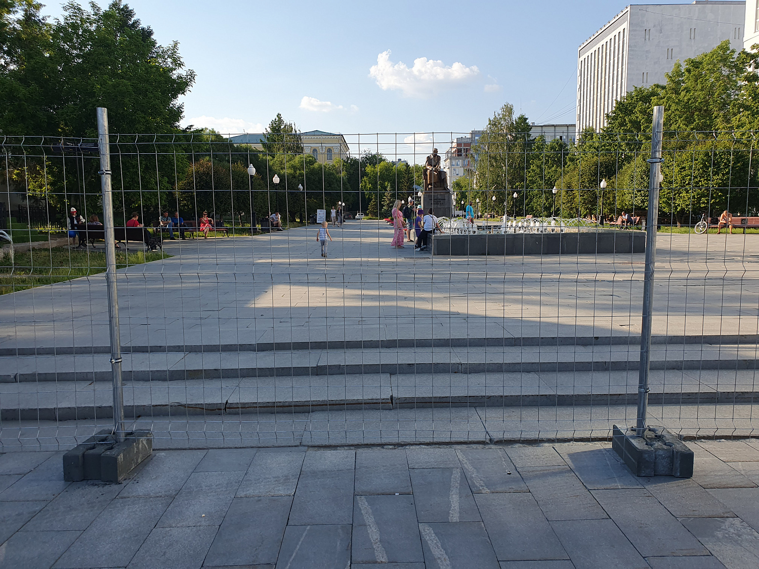 Временные ограждения для ремонта в сквере им. Попова в Екатеринбурге